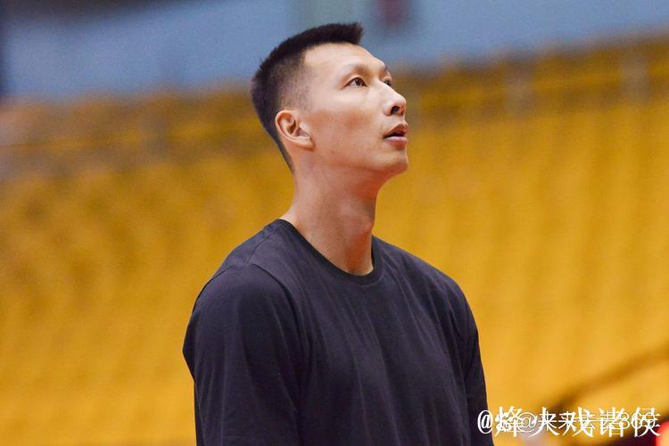 易建联沉默引人深思 能否一笑化解危机? 易建联沉默引人深思 能否一笑化解危机?